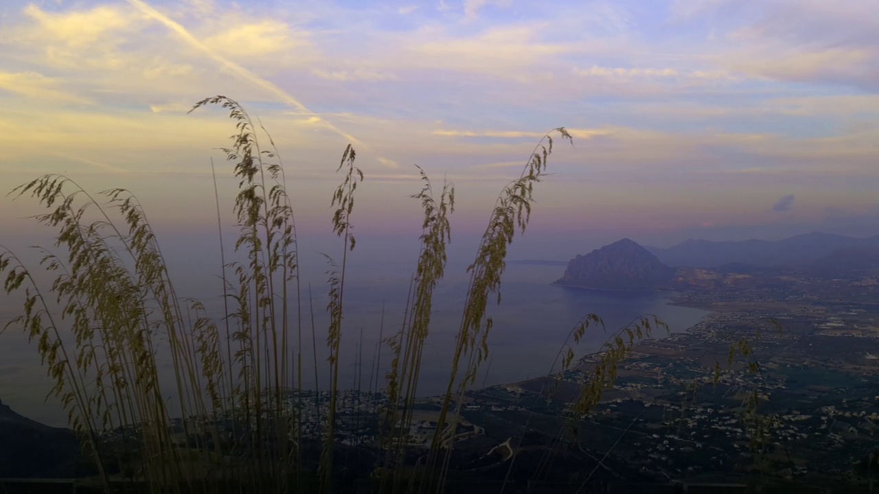 令人叹为观止的西西里岛海岸线的侧面全景，日落时的背景是科法诺山，意大利西西里岛视频素材