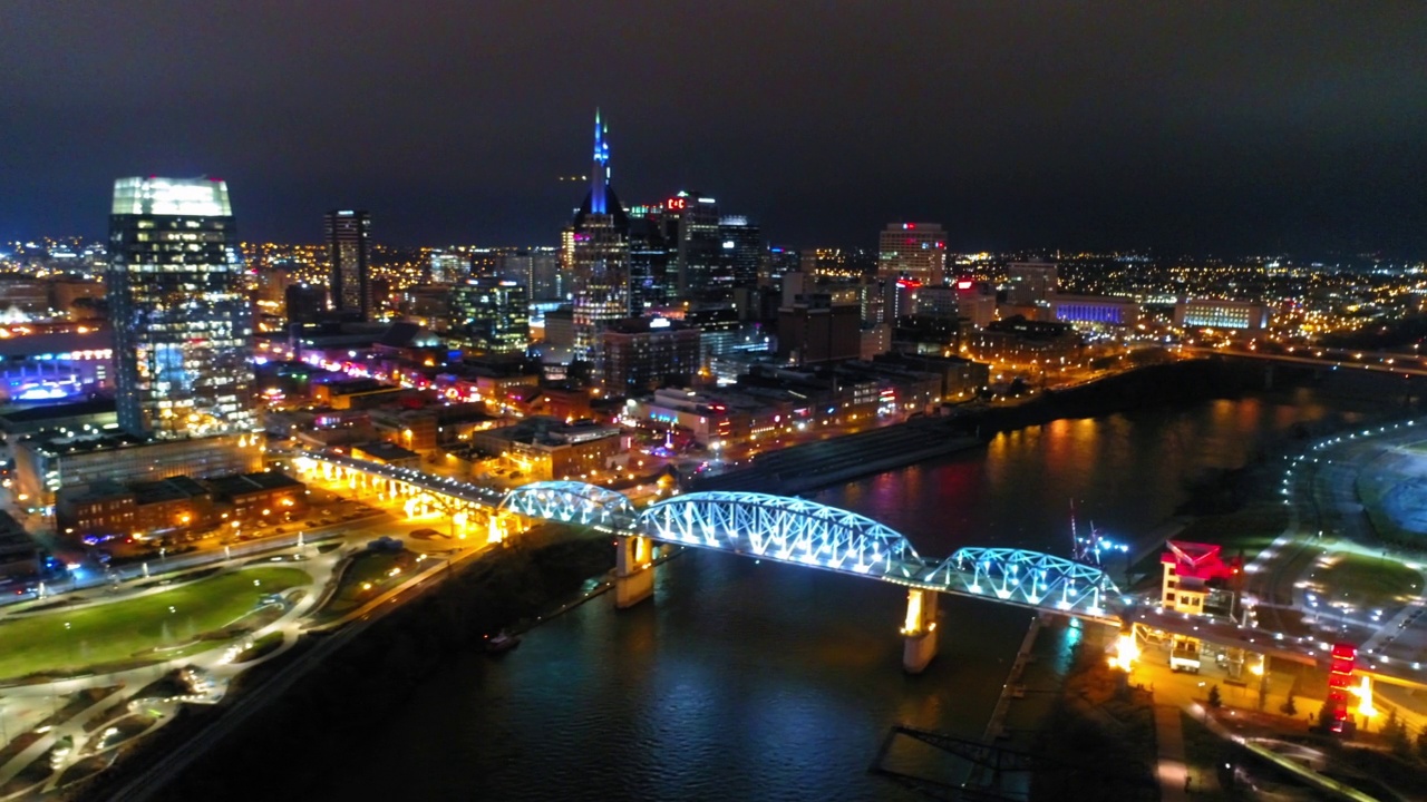 空中拍摄的约翰Seigenthaler行人桥在城市在夜晚晴空万里-纳什维尔，田纳西州视频素材