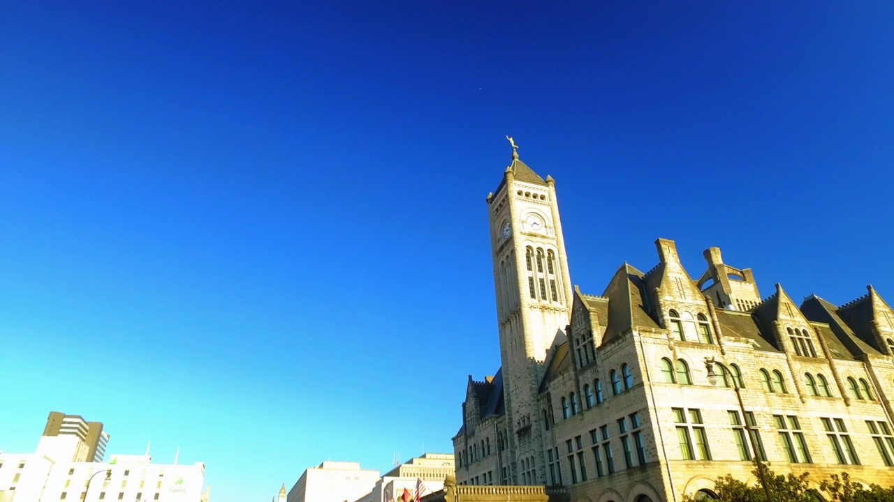 视角的联合车站纳什维尔庭院酒店在晴朗的天空在城市视频素材