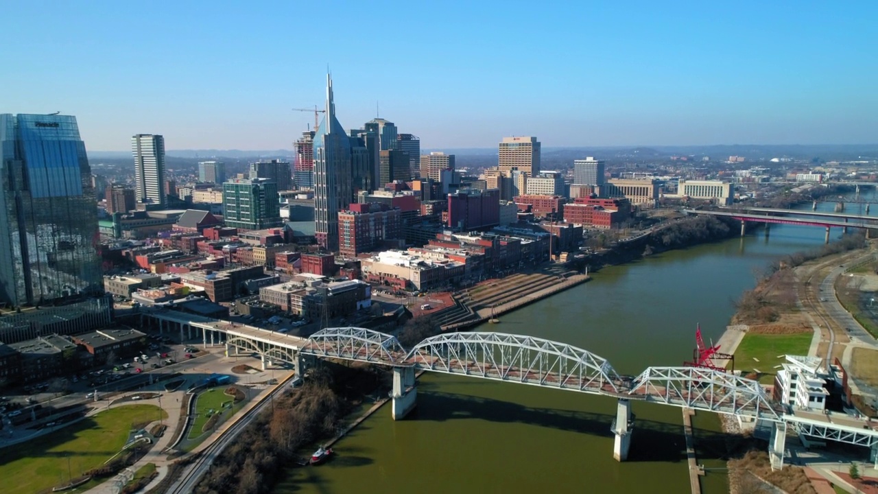 空中向前拍摄的坎伯兰河上著名的桥的现代建筑在市中心-纳什维尔，田纳西州视频素材
