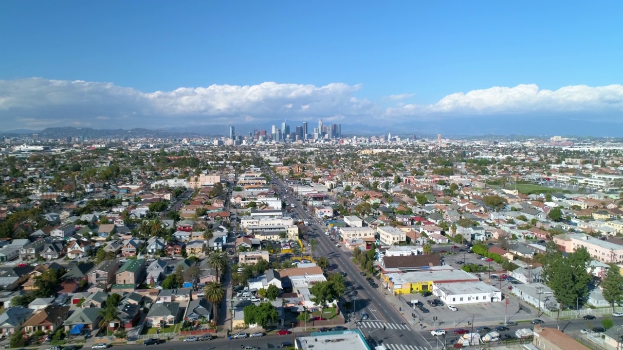 在多云的天空下航拍市中心的现代建筑，无人机在阳光灿烂的日子飞过房屋-洛杉矶，加利福尼亚州视频下载