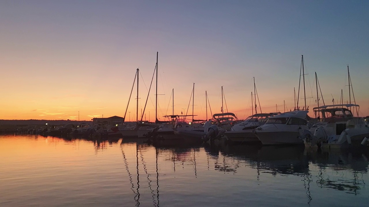 美丽的日落在Marina Sveva旅游港。慢动作视频素材