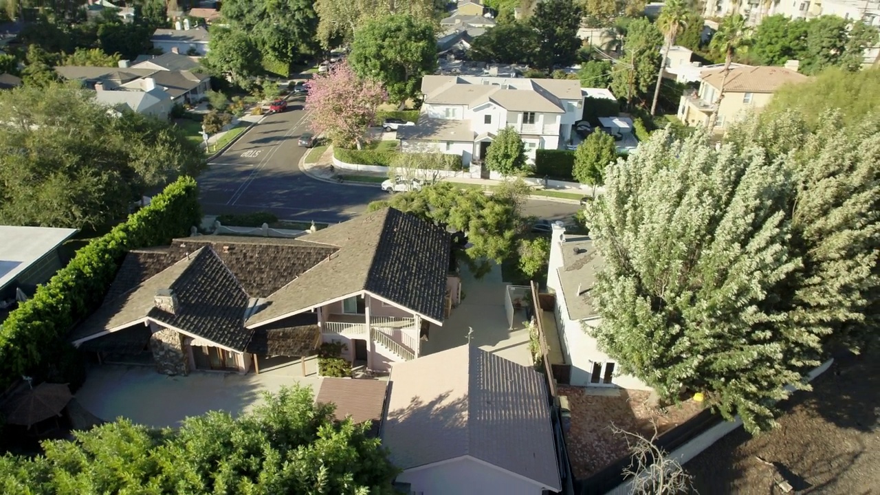 空中拍的美丽的住宅在城市景观的山对晴空-洛杉矶，加利福尼亚州视频下载