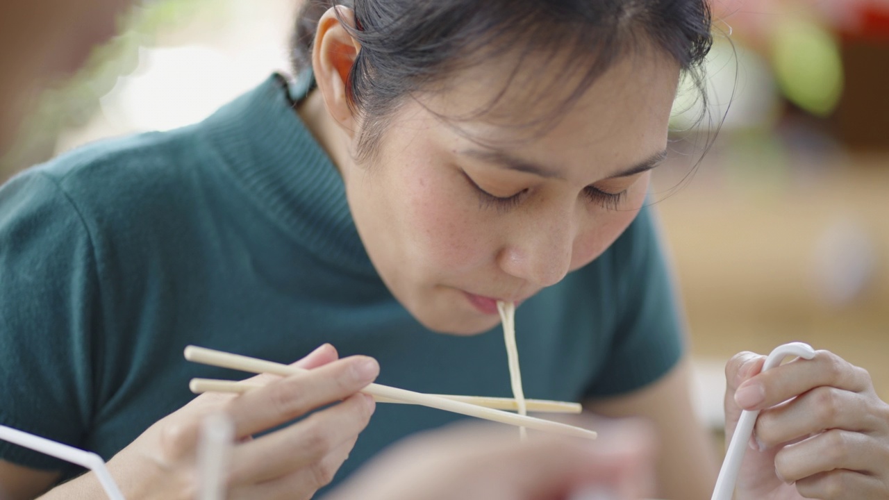 SLO MO -特写的亚洲妇女吃拉面。视频素材