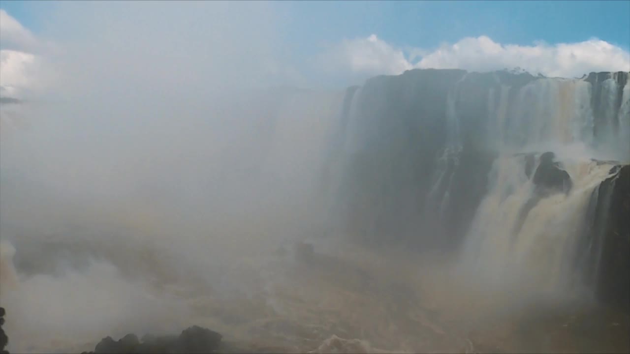 近距离观看大瀑布和雾霭视频下载