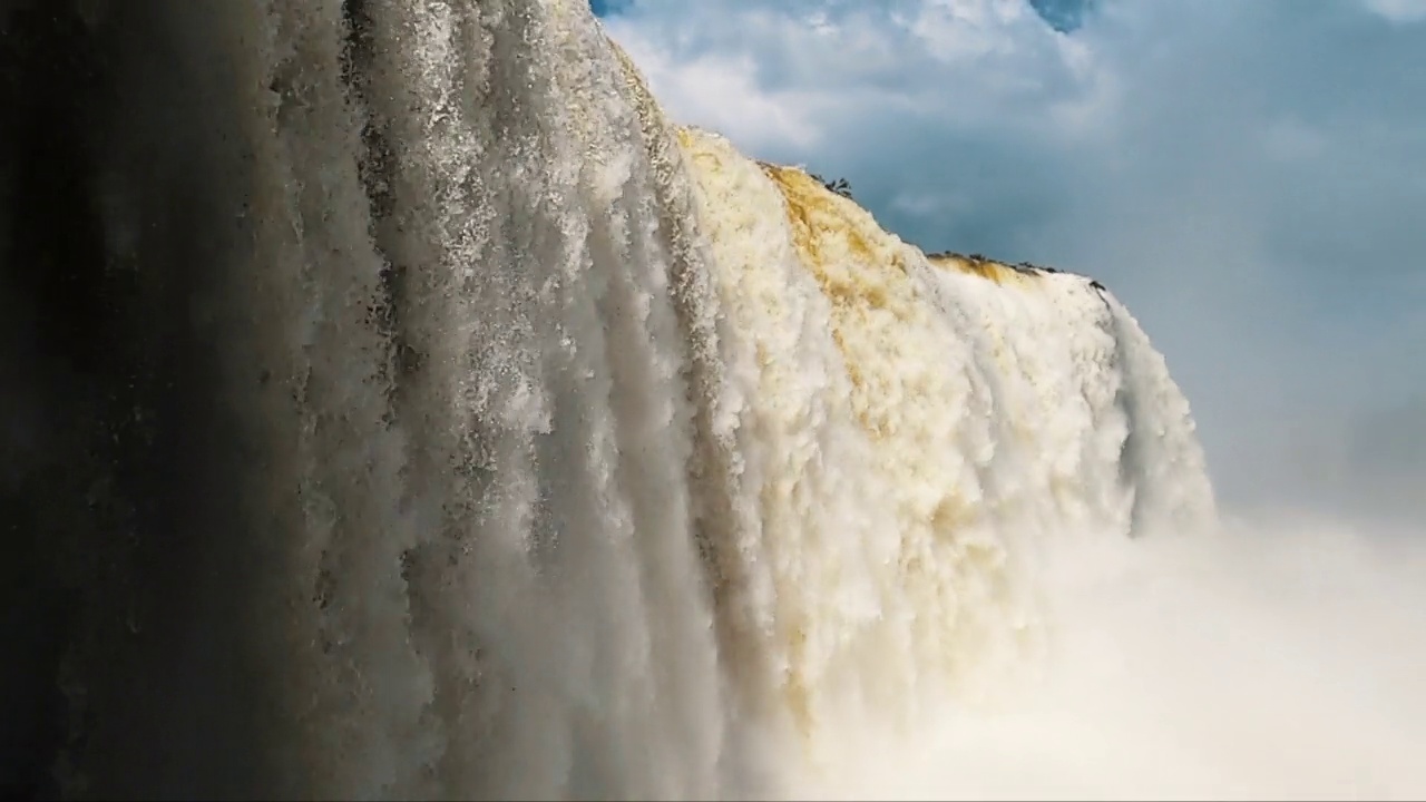 近侧视图的巨大瀑布长延伸墙的水雷鸣下来相机平移沿瀑布视频素材