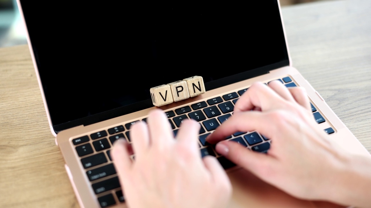 女子打字笔记本电脑与vpn应用程序创建互联网协议，以确保私人网络的安全视频下载