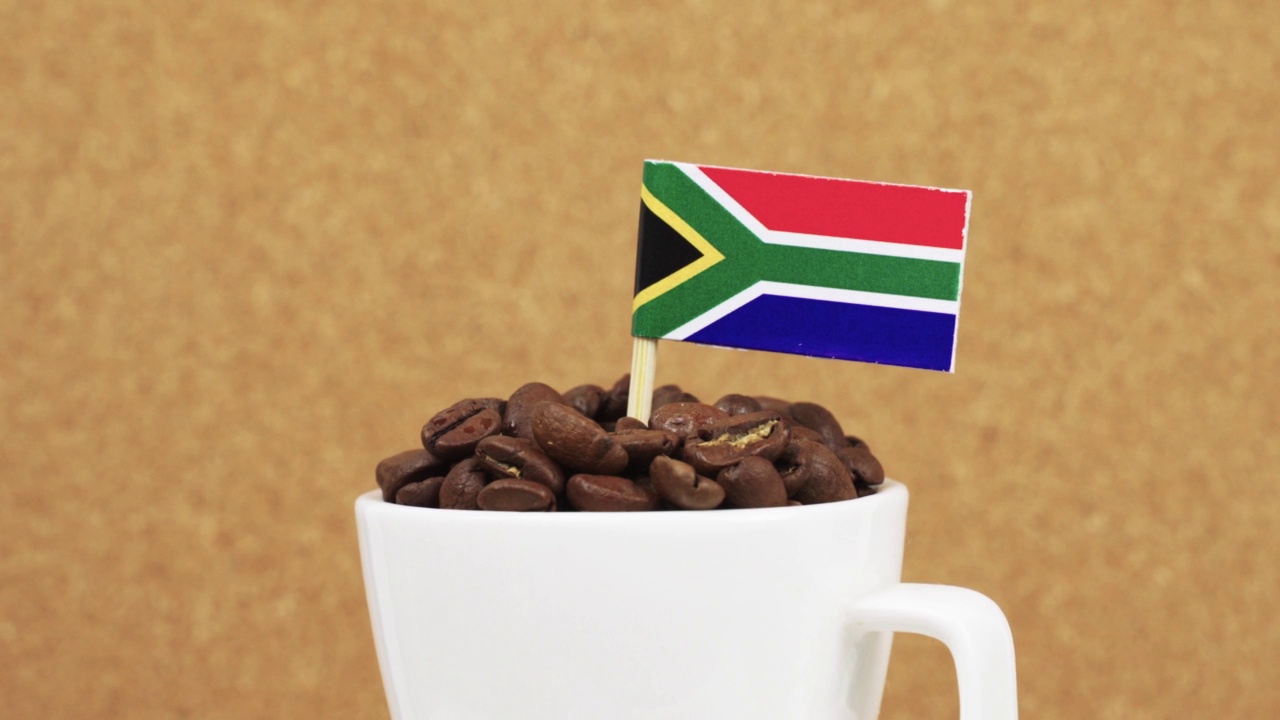 黑咖啡豆和杯子里的南非国旗可以360度旋转。视频下载