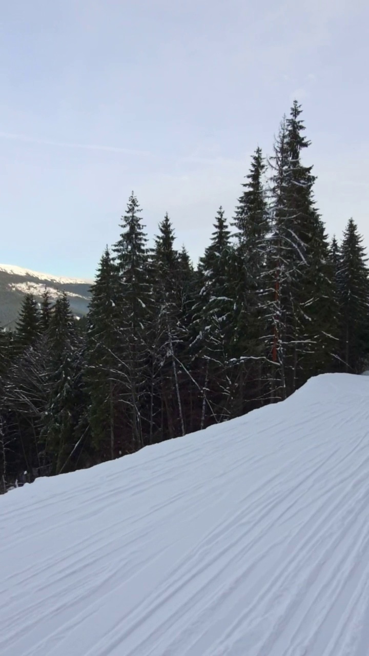 角度滑雪由冬季滑雪坡视频素材