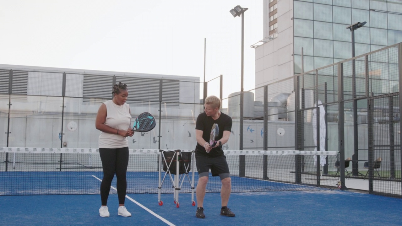 教练教初学者打球拍网球视频下载
