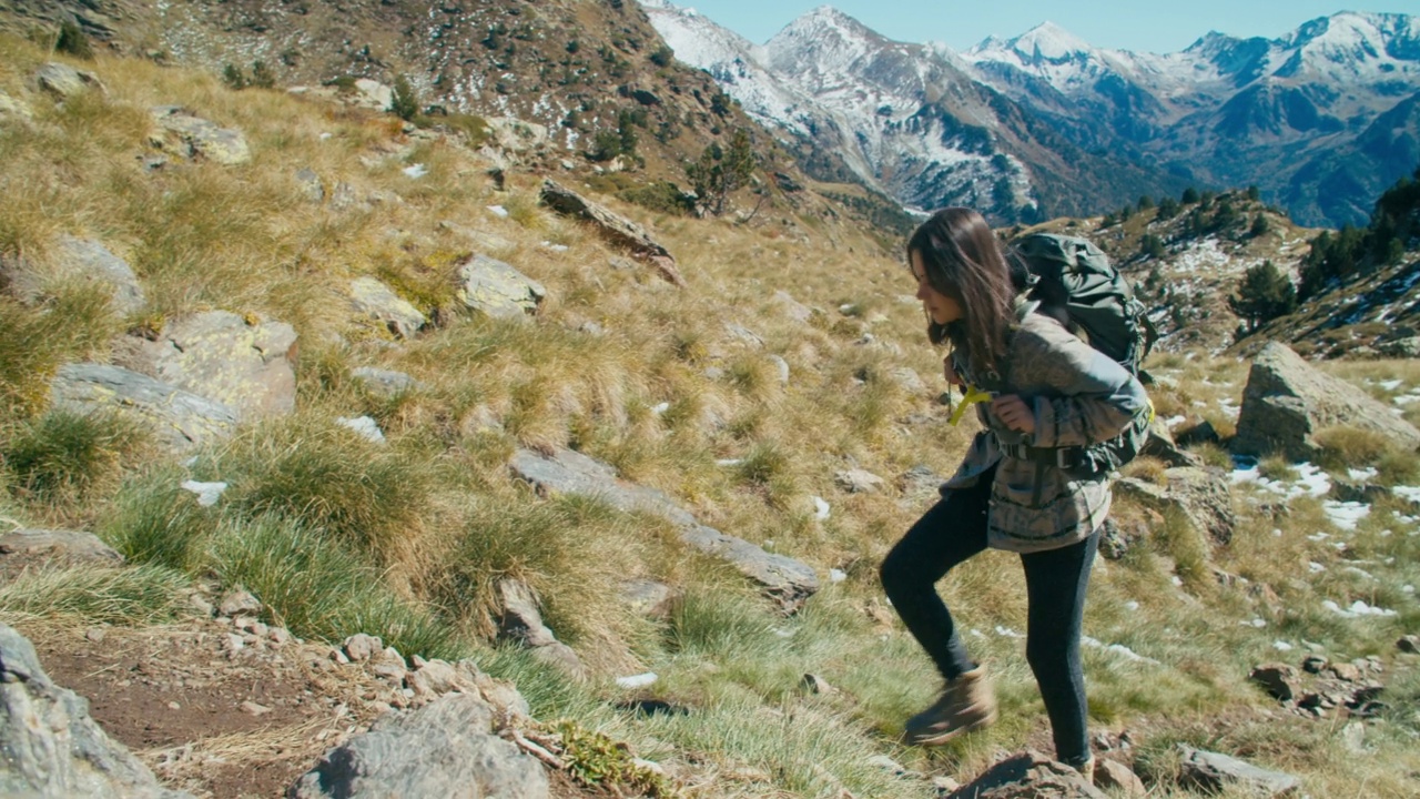 女人在假期旅行冒险爬山徒步背包在小径上视频素材