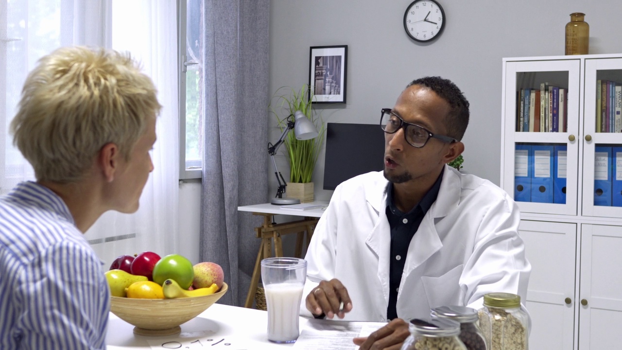 一名妇女向医生咨询健康饮食视频素材