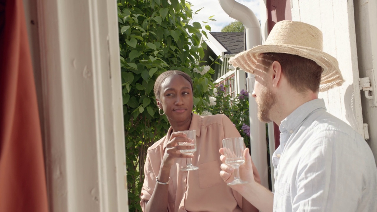 女士:一男一女在花园里享用白葡萄酒视频素材
