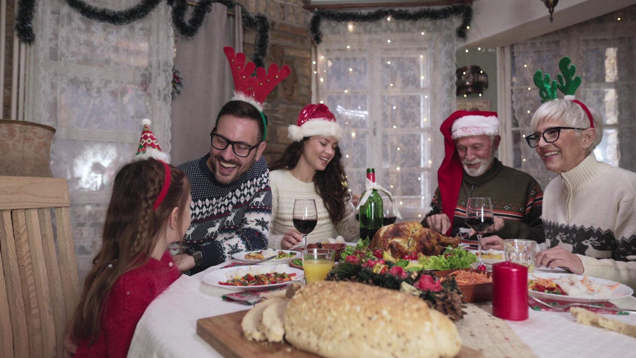 幸福的多代家庭在圣诞大餐的餐桌上。视频素材