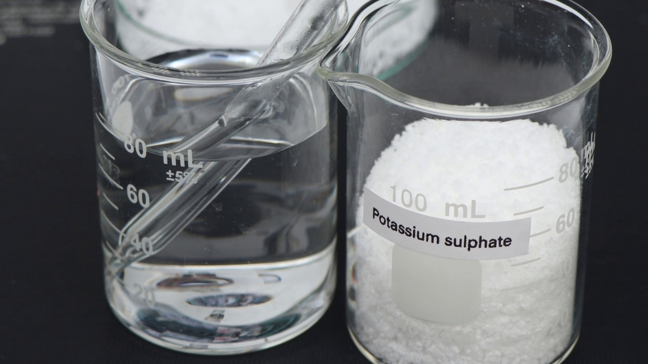 玻璃中的硫酸钾，实验室和工业用化学品视频下载
