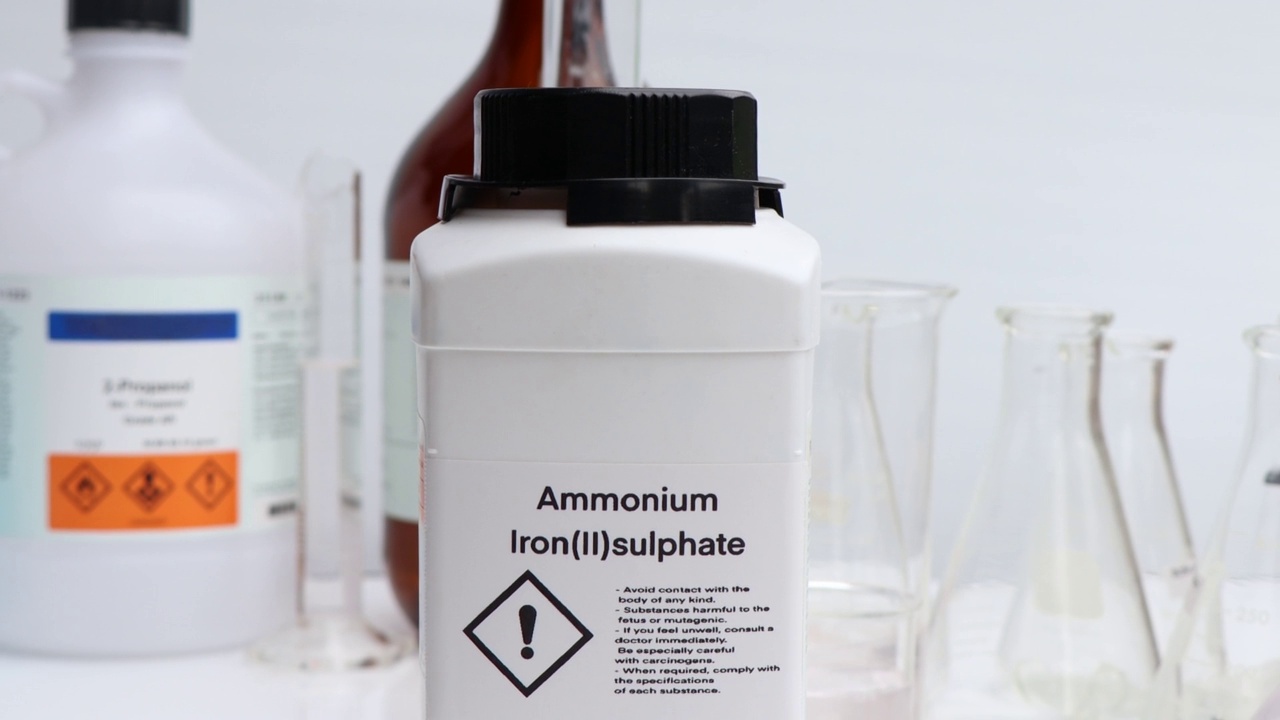 瓶装硫酸铁铵，实验室和工业用化学品视频下载