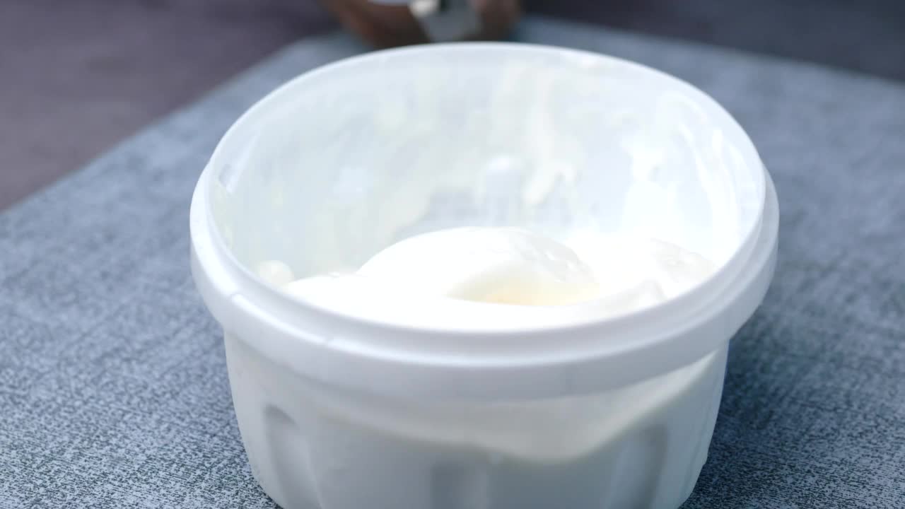 用勺子从碗里手挑冰淇淋视频下载