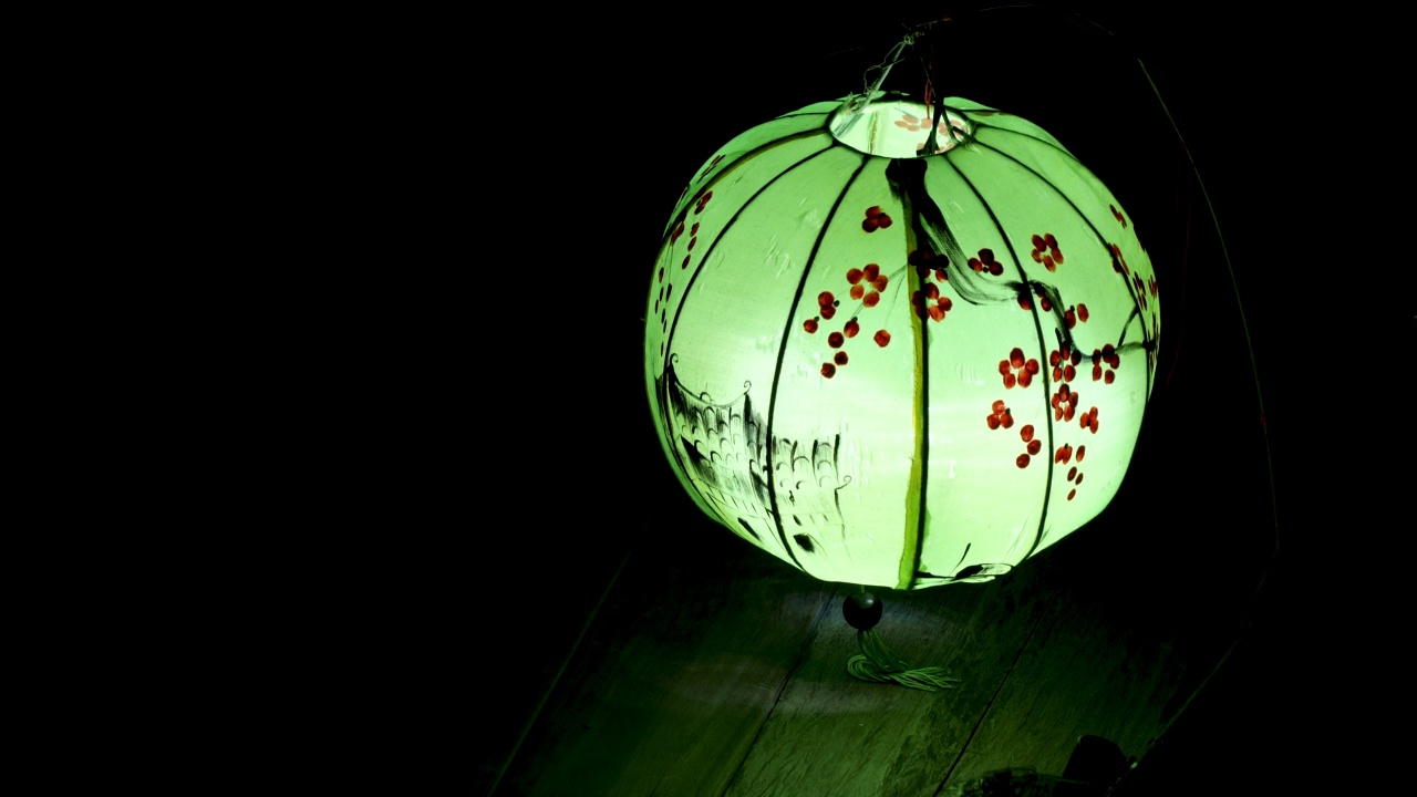 许多颜色的4K会安越南河船风格的灯笼在城市的河上展出。古色古香的彩灯在街道对面闪耀。建立东南亚工艺美术旅游区视频素材