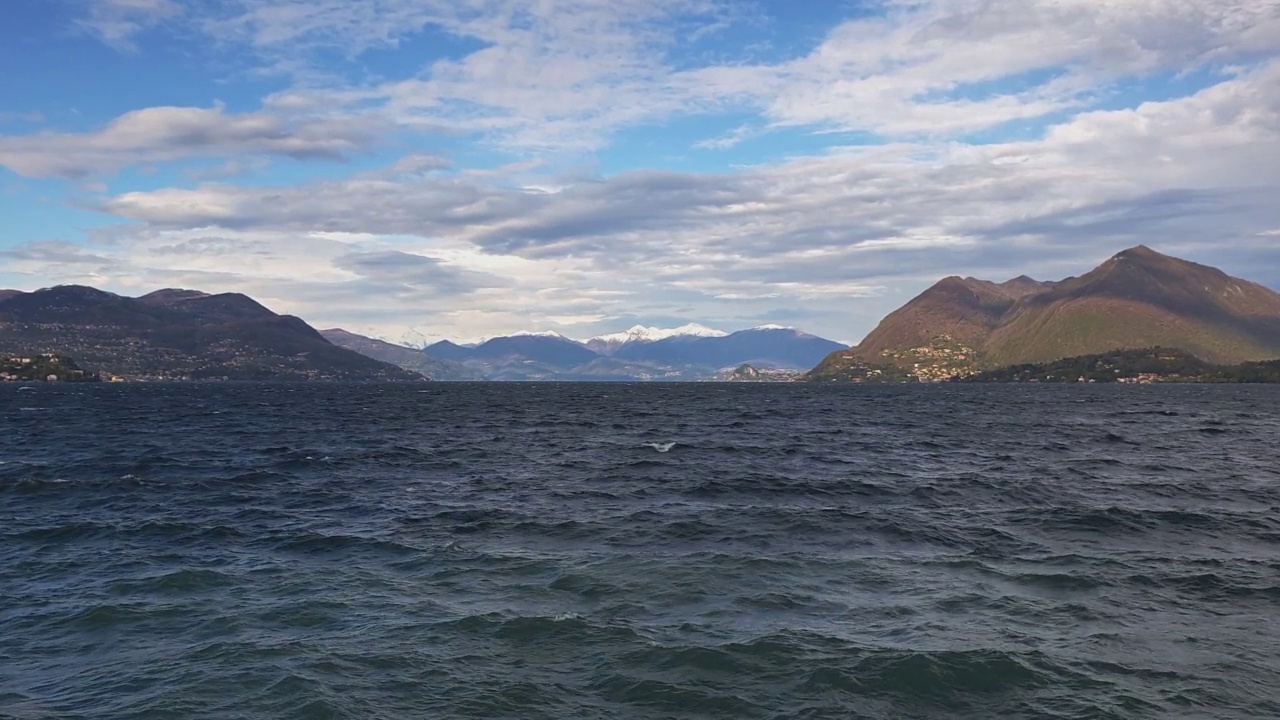 意大利斯特雷萨，马乔雷湖水上的慢动作和放大的波浪，背景是阿尔卑斯山脉视频素材