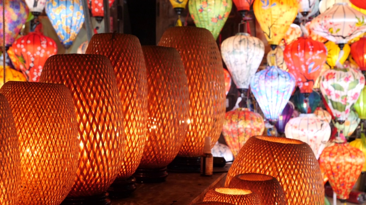 许多颜色的4K会安越南中国风格的灯笼在城市的街道上展出。古色古香的彩灯在街道对面闪耀。建立东南亚工艺美术旅游区视频素材