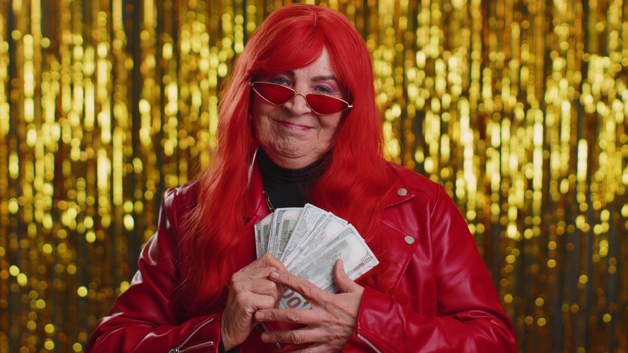 有钱高兴的老板女人挥舞着钞票美元现金，事业有成，彩票中奖者收入大视频素材