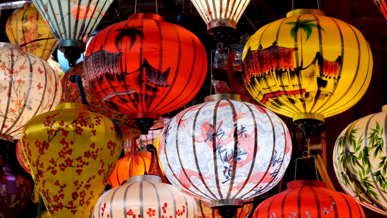 许多颜色的4K会安越南中国风格的灯笼在城市的街道上展出。古色古香的彩灯在街道对面闪耀。建立东南亚工艺美术旅游区视频素材