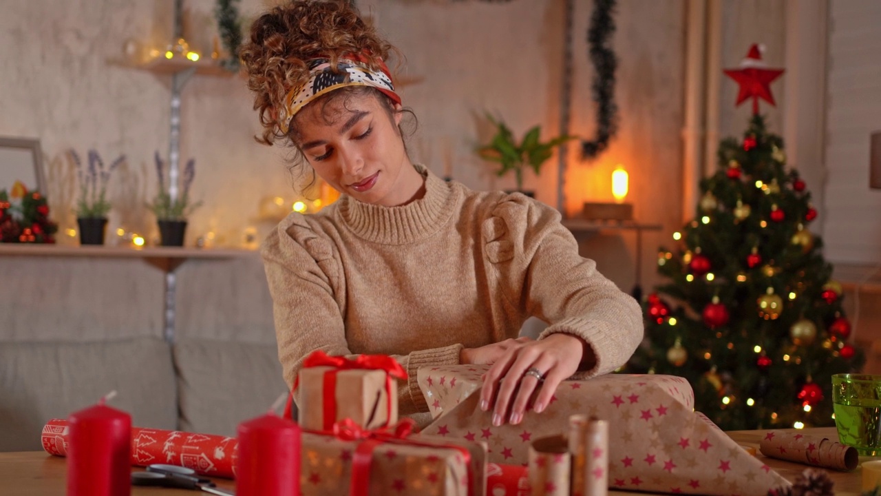 年轻女子在家包装圣诞礼物视频素材