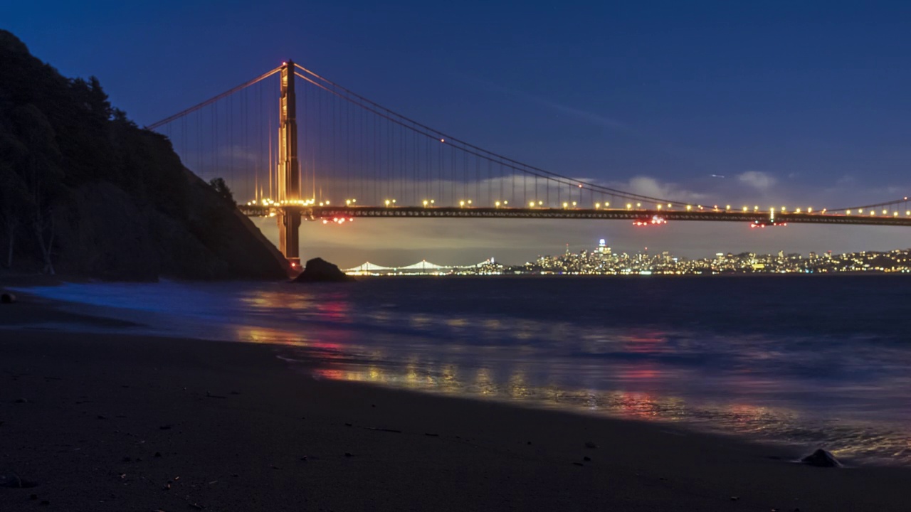 美丽的反射时间流逝的金门大桥，海湾大桥和旧金山天际线从柯比湾视频素材