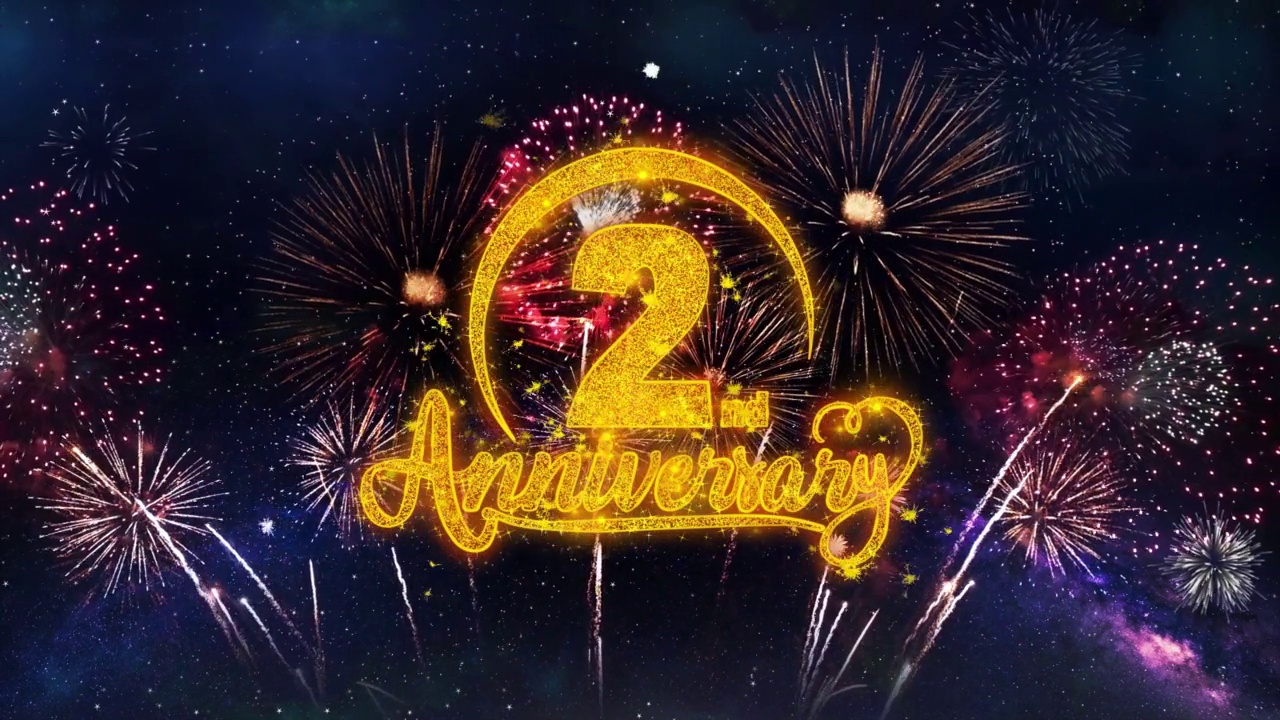 第二周年快乐文字字体粒子烟花爆炸火花夜空背景。视频下载
