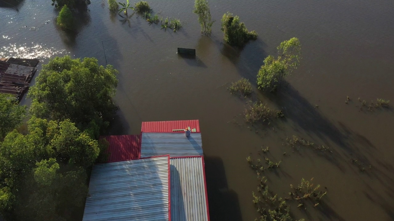 从无人机飞行和洪水淹没房屋的俯视图视频素材