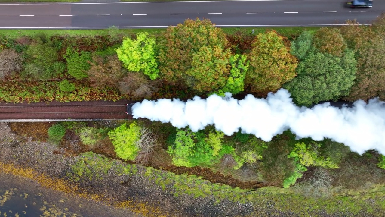 苏格兰著名路线上的蒸汽火车鸟瞰图视频下载
