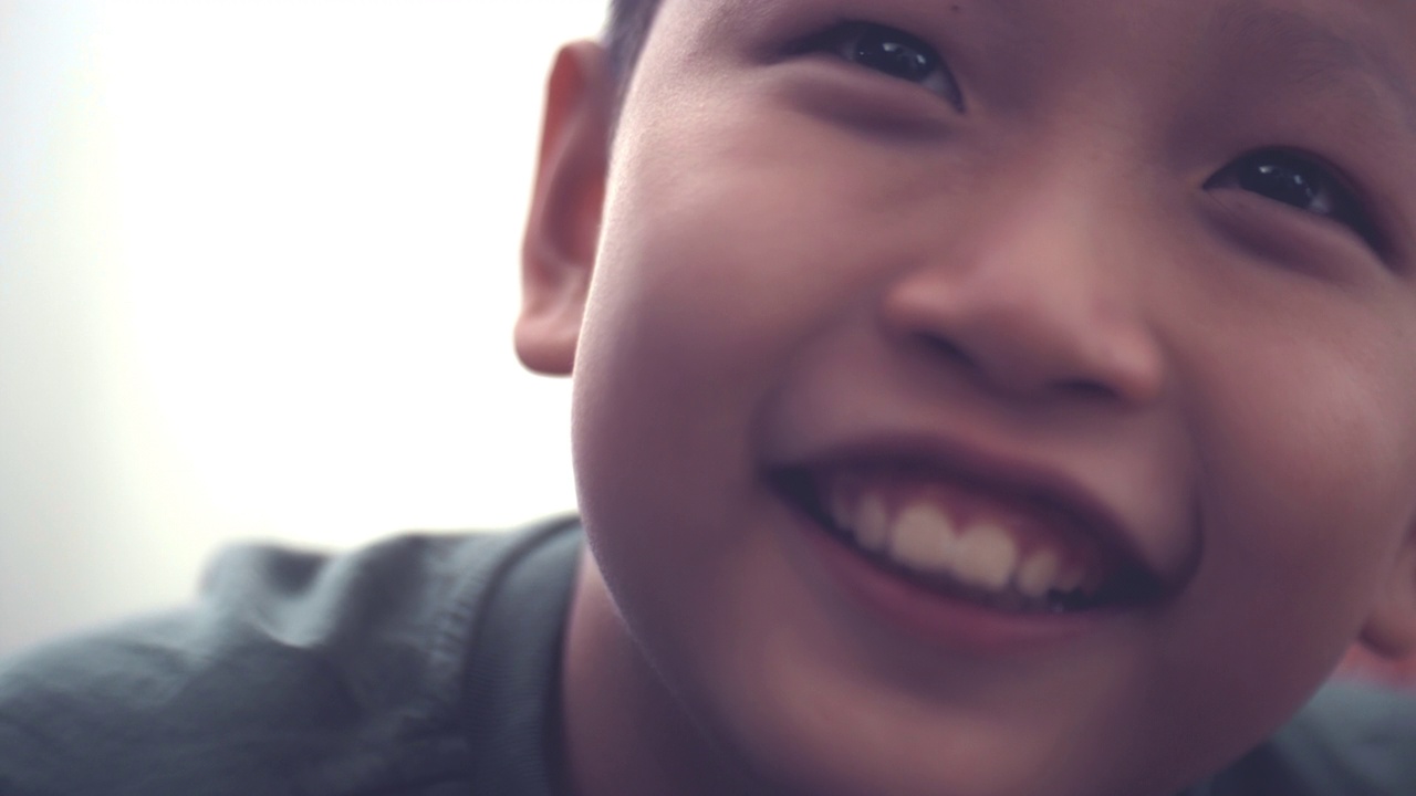 微笑的亚洲男孩/爆头视频素材