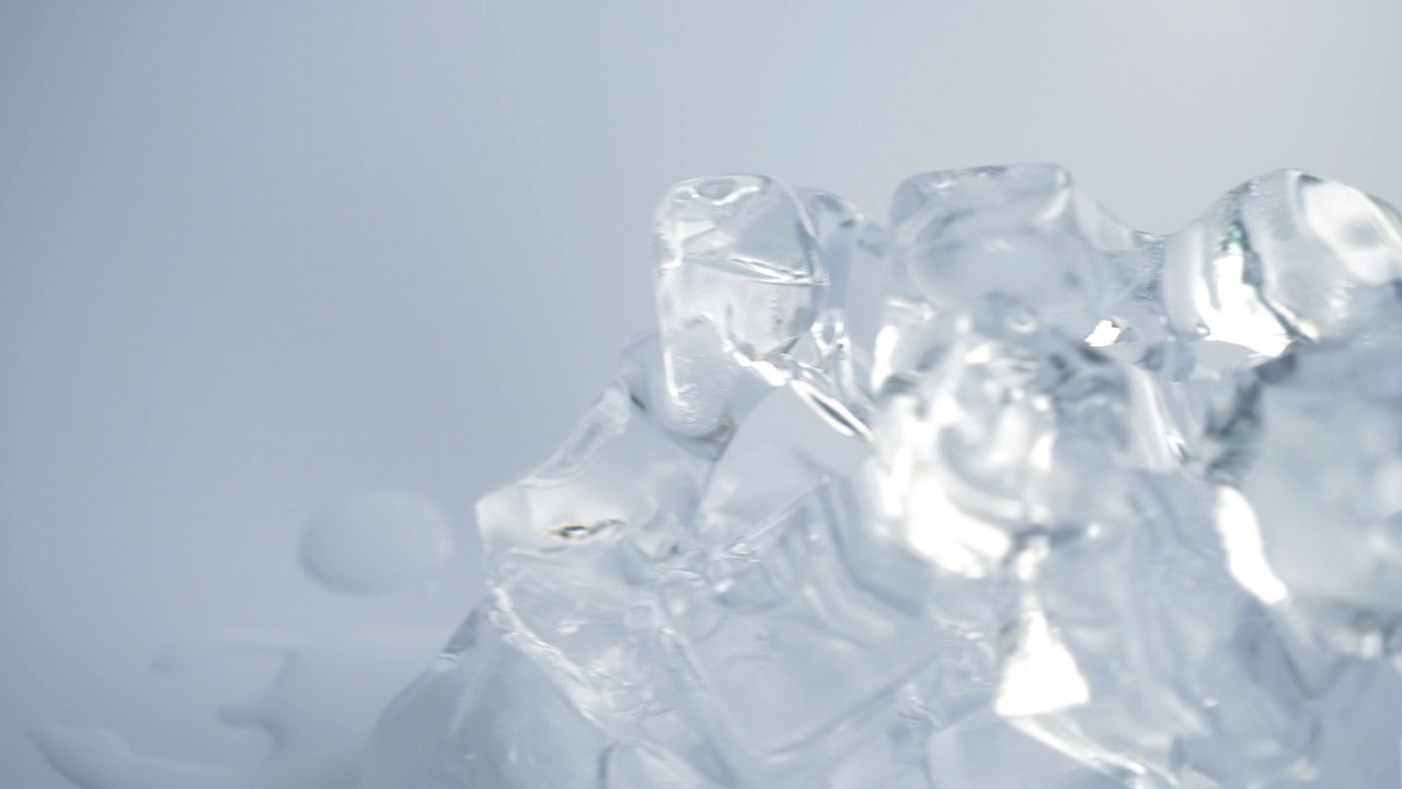 近距离的冰纹理在蓝色的水，新鲜和饮料的概念背景视频下载
