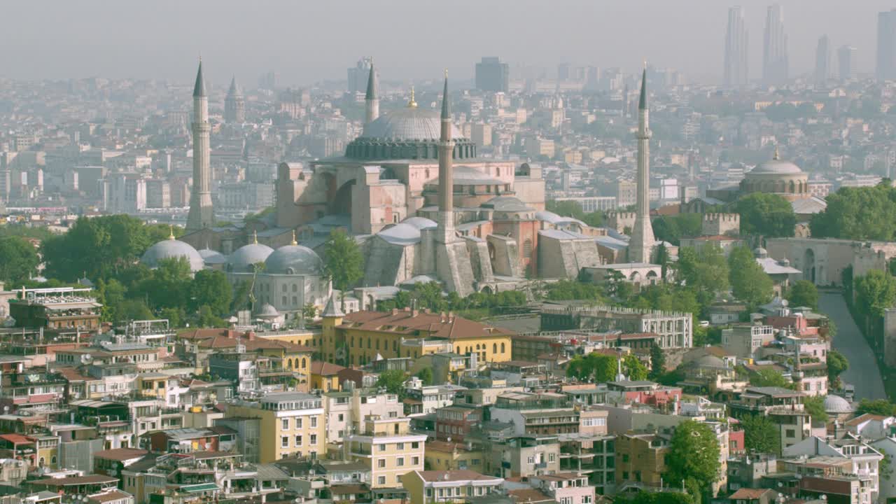圣索菲亚清真寺的天线与伊斯坦布尔城市天际线可见，包括在bg可见的加拉塔塔视频素材