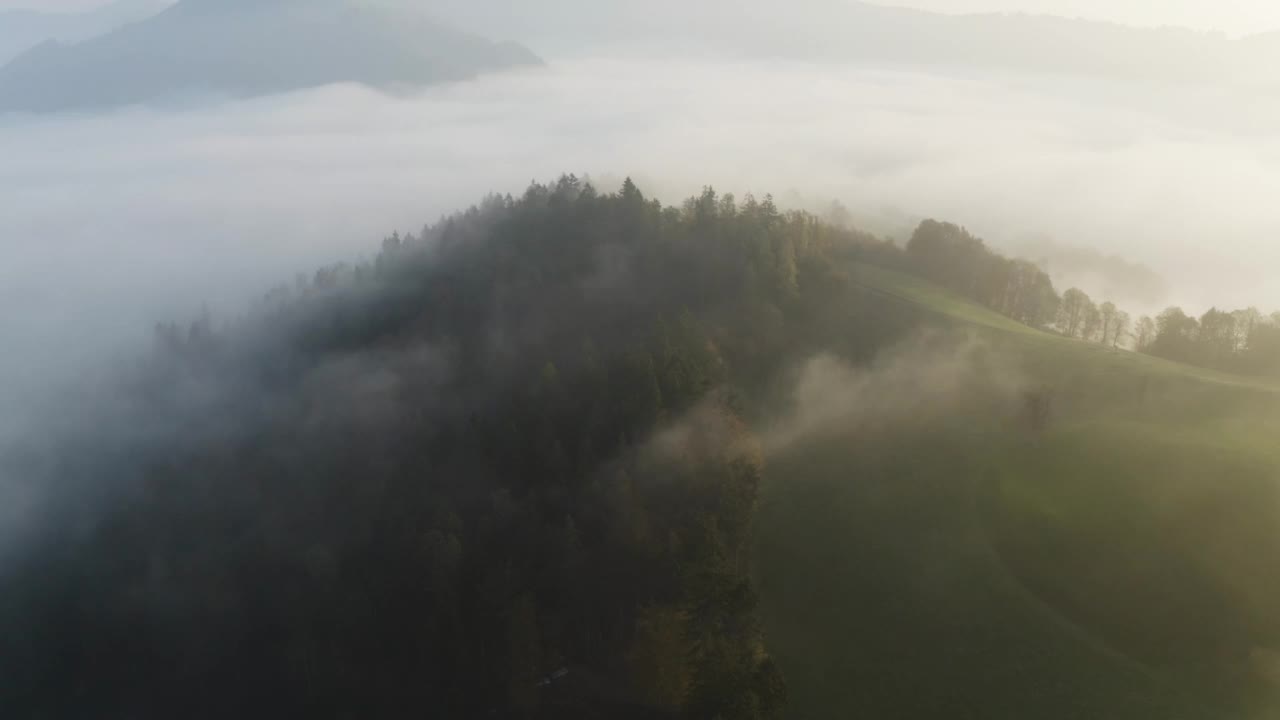 在日出俯视图有雾的山区上空飞行。鸟瞰秋季雾蒙蒙的风景视频下载