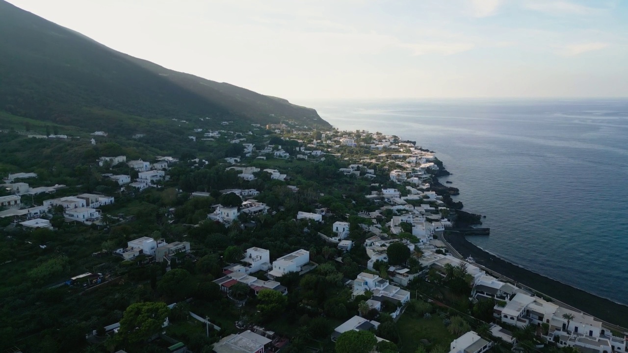 意大利斯特隆波利岛的无人机视频素材