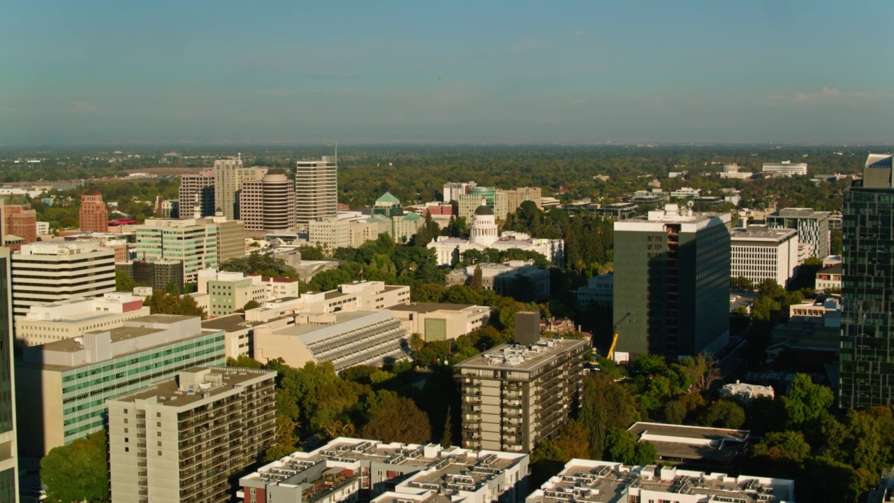一个晴朗的下午，位于萨克拉门托市中心的加州议会大厦视频下载