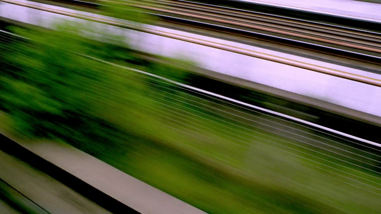 加工板左后3/4向下指向铁轨。可能是意大利高铁。草和树可见视频下载