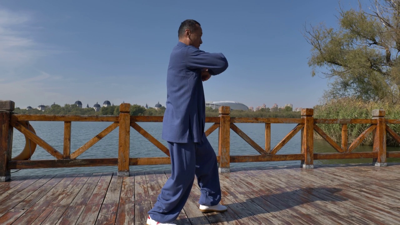 武术大师在湖边练太极拳。视频下载