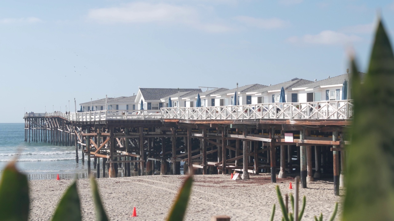 木制水晶码头与白色小屋，加利福尼亚海洋海滩，美国。视频下载