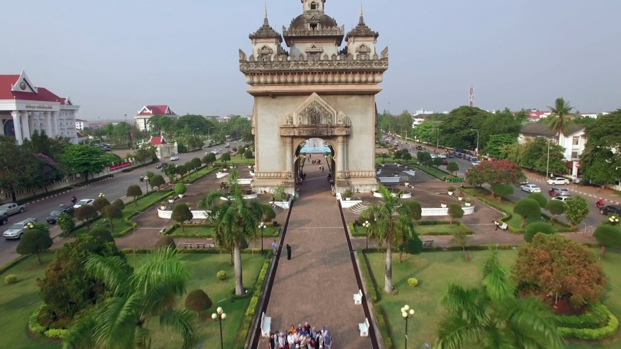 老挝万象帕图塞公园的帕图塞国家地标帕图塞胜利门周围的人群和交通鸟瞰图视频下载