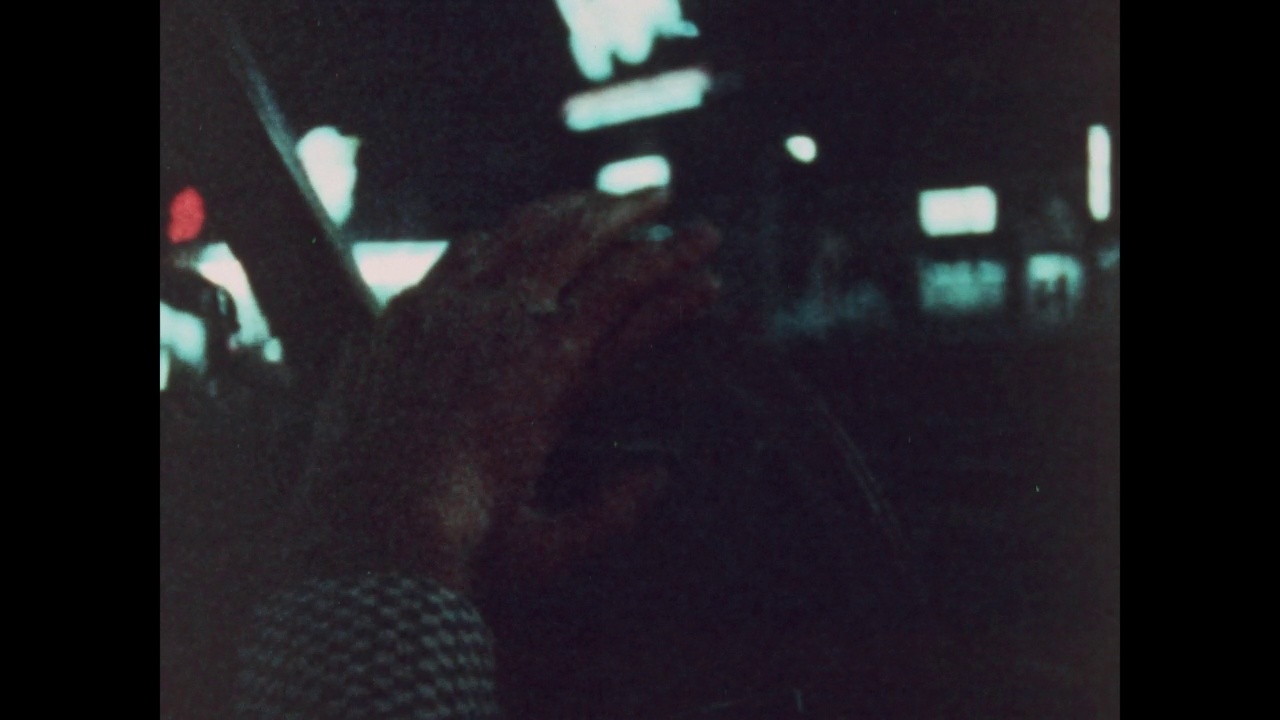 1973年，美国，一名男子在夜间醉驾视频素材