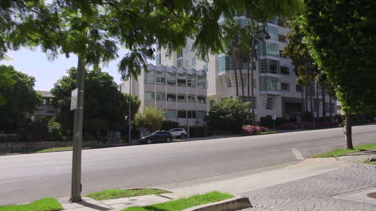 在洛杉矶，推树到建筑物的航拍镜头视频素材