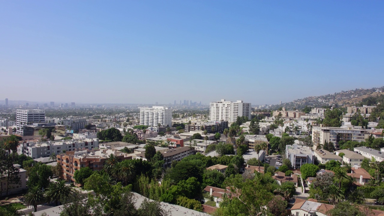 航拍镜头跟踪从城市和揭示棕榈树在洛杉矶的前景视频素材
