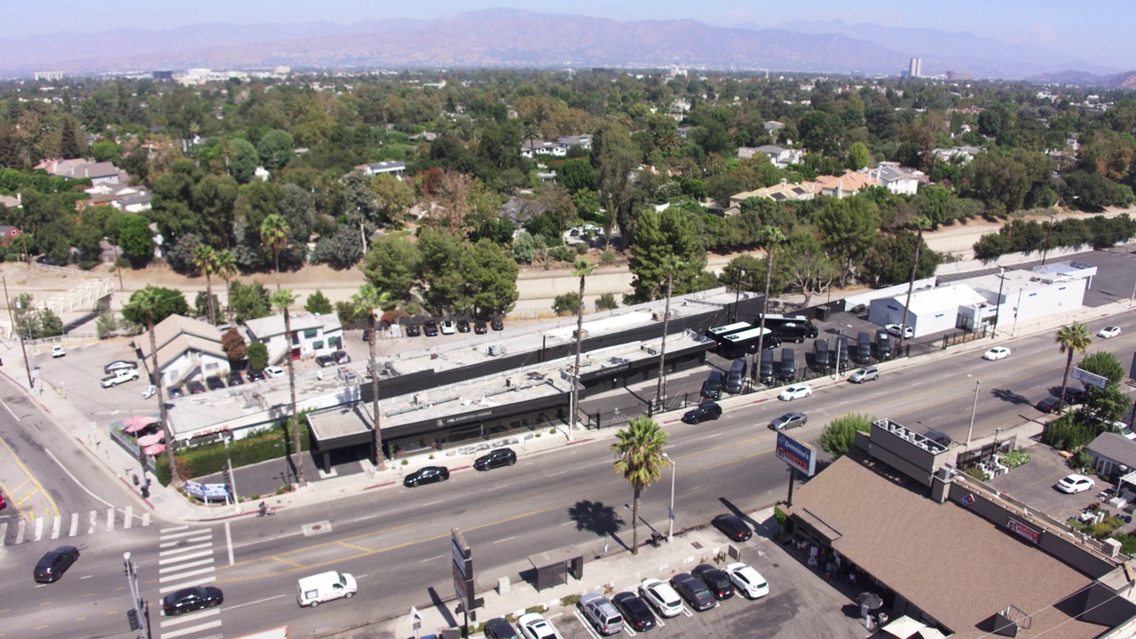 空中镜头的右平移和倾斜的街道在洛杉矶视频素材