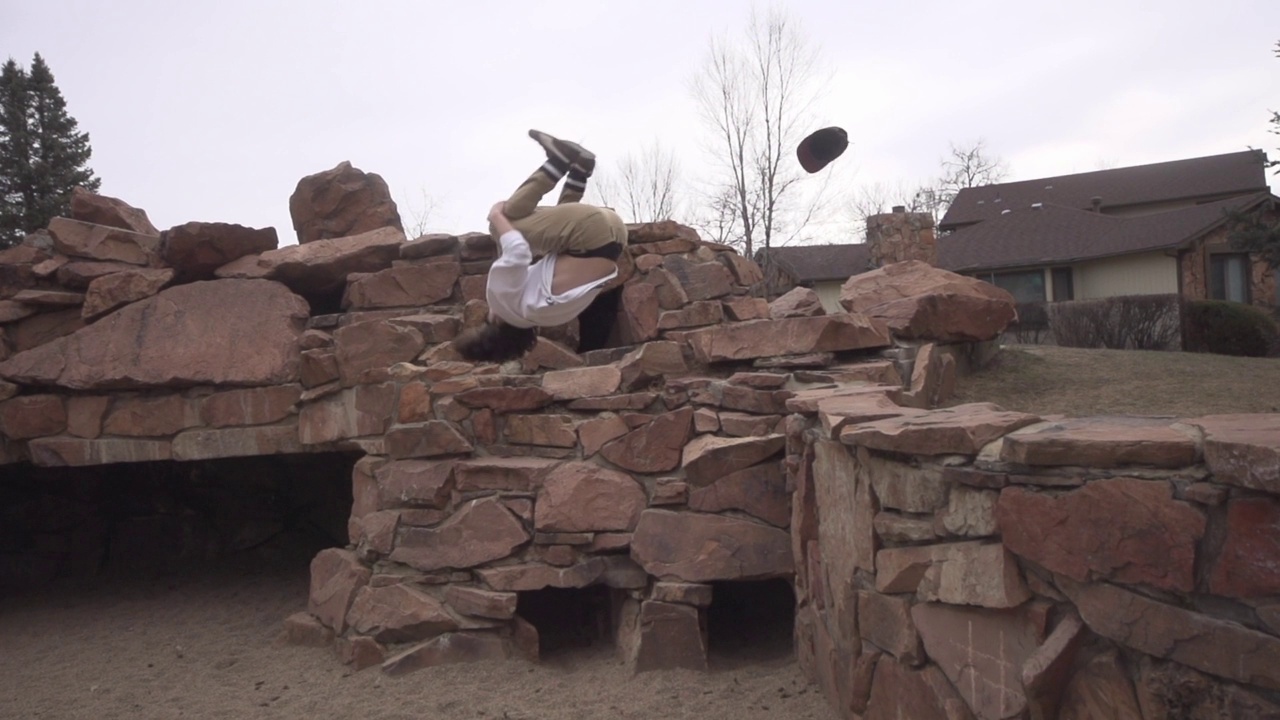 一名男子在公园的石头建筑上跑酷视频下载
