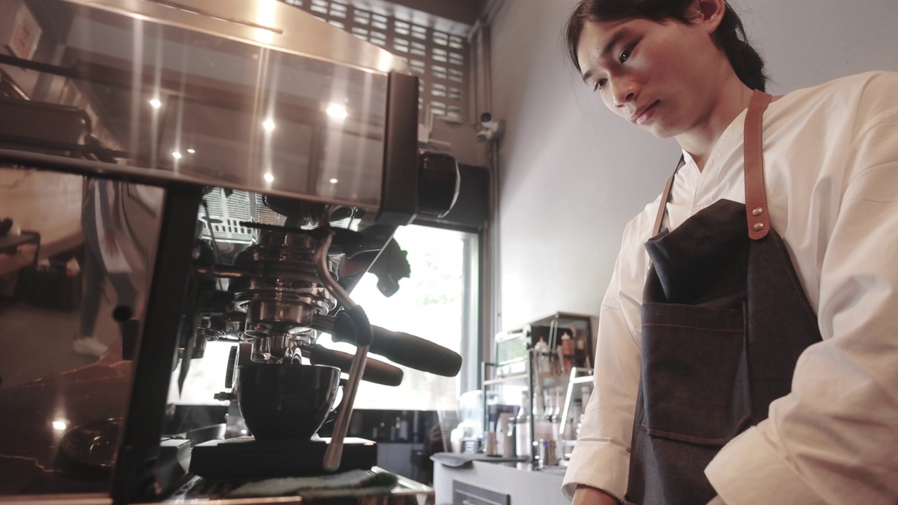 咖啡师在咖啡屋用咖啡机准备咖啡视频下载
