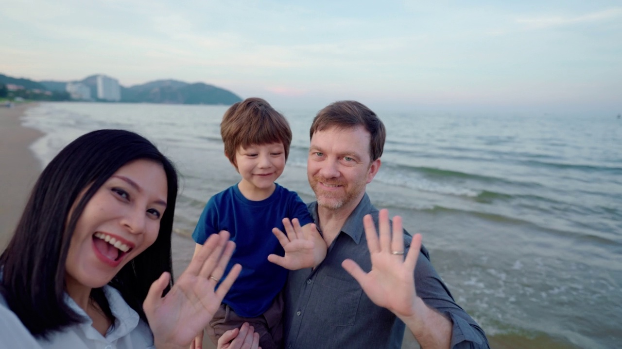 幸福的一家人在海边度假。视频下载