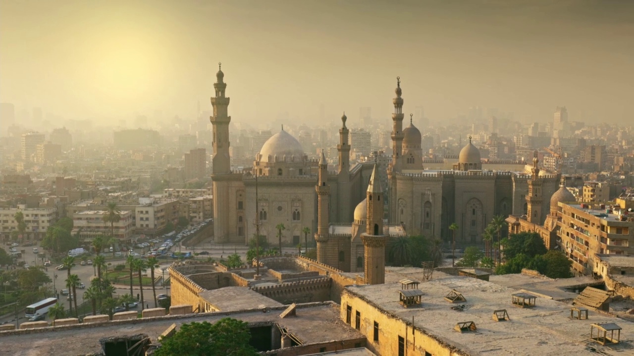 在夕阳的余晖中，开罗城笼罩在薄雾中。日落时分，从埃及开罗的苏丹哈桑清真寺里出来视频素材