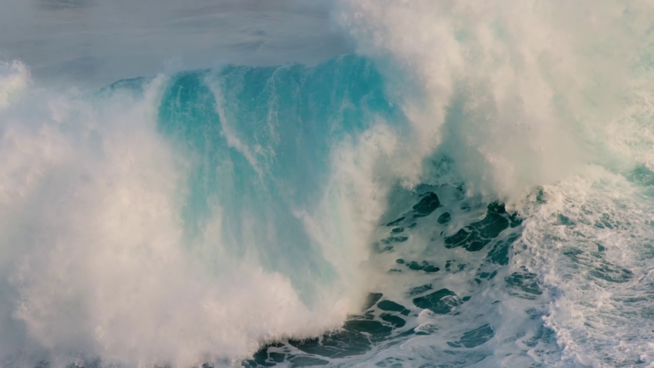 巨浪崩溃。强大的冲浪与蓝绿色的水。海上或海洋风暴视频素材